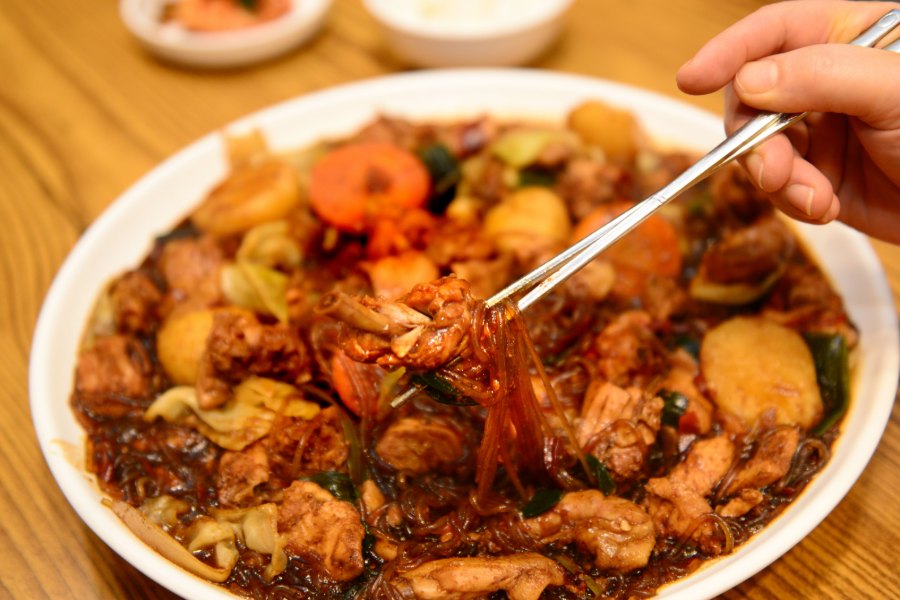 당면과 채소가 든 안동찜닭