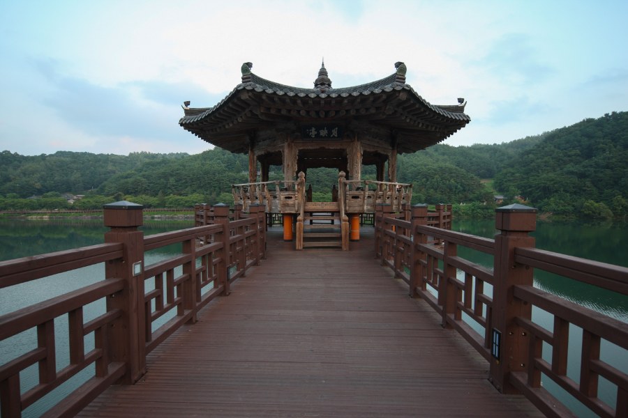 월영교 한가운데의 정자 월영정