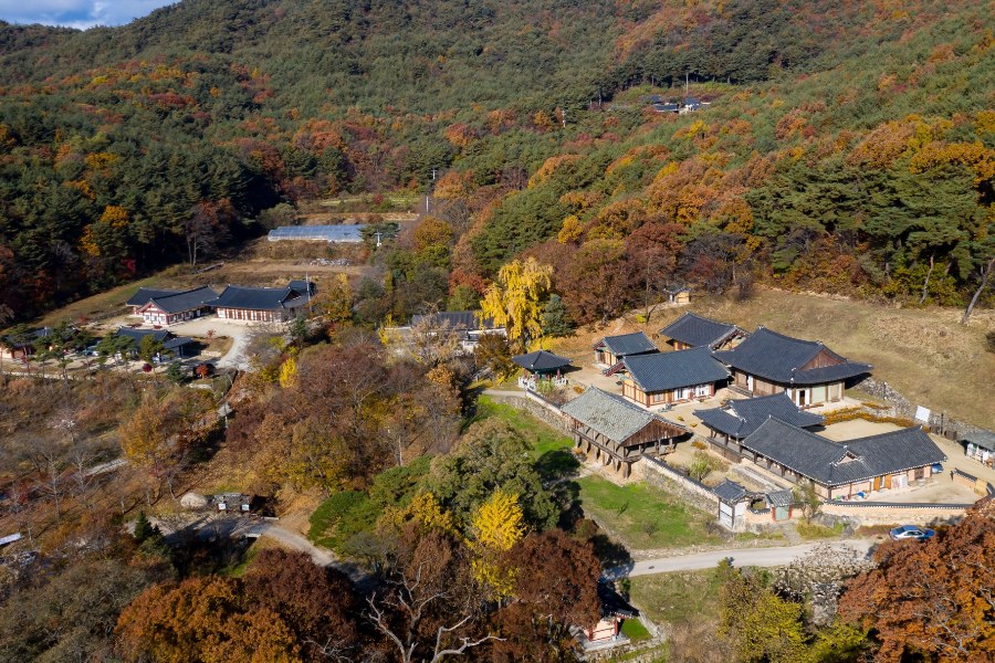 단풍 든 천등산 자락의 봉정사
