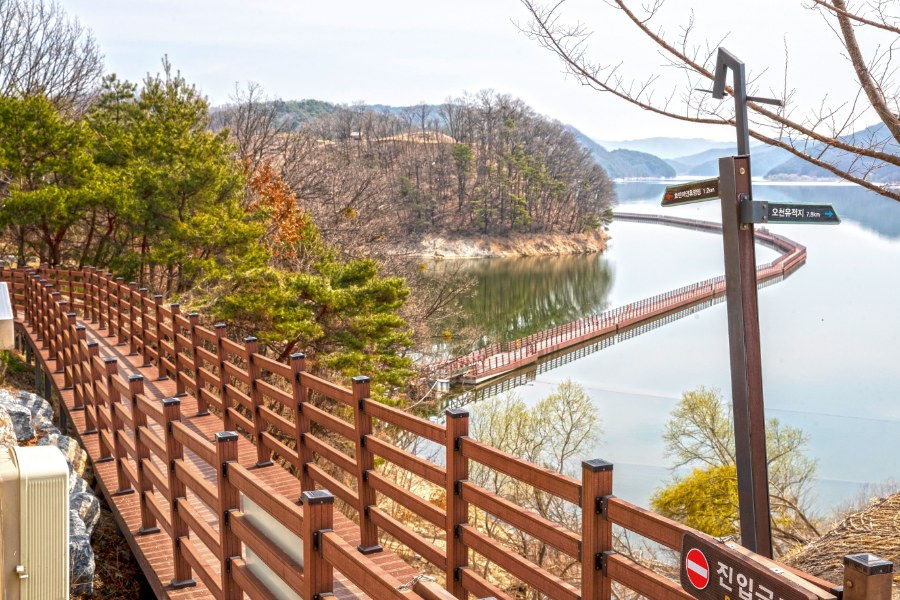 호수 위로 이어진 선성수상길 부교