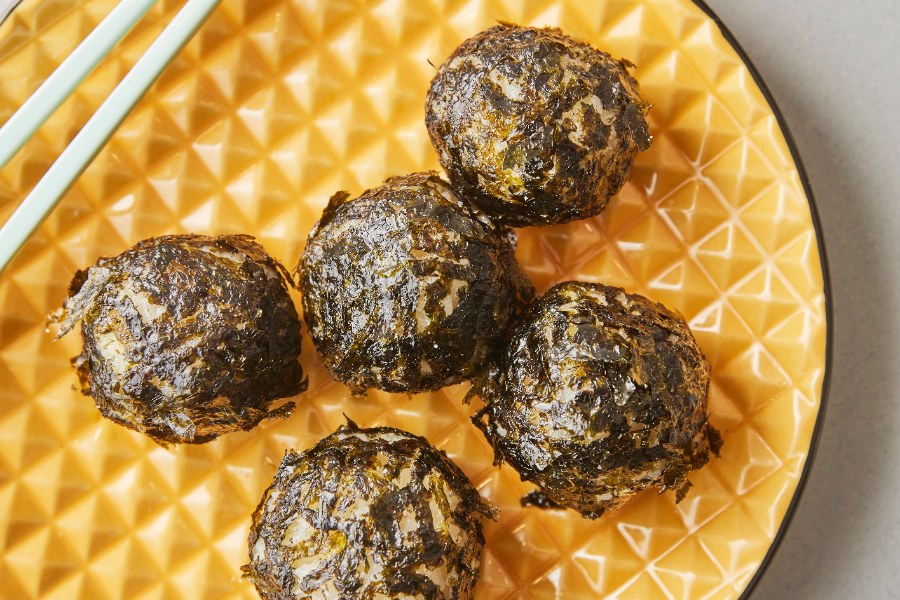 김을 두른 동그란 주먹밥