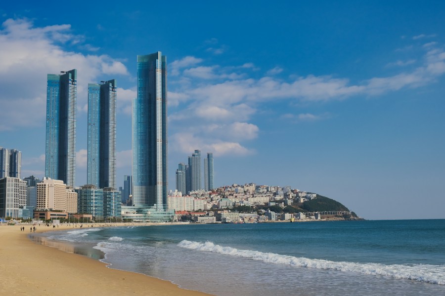 고층 건물이 늘어선 부산 해변