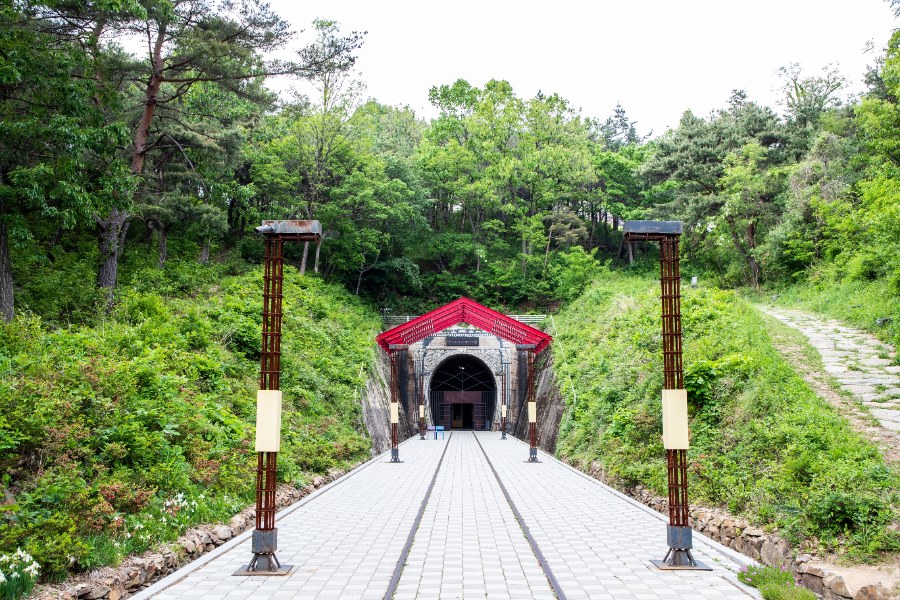 옛 석현터널을 고친 오미자테마터널 입구