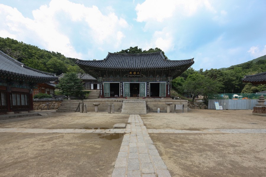 동화사 경내 전각과 넓은 마당