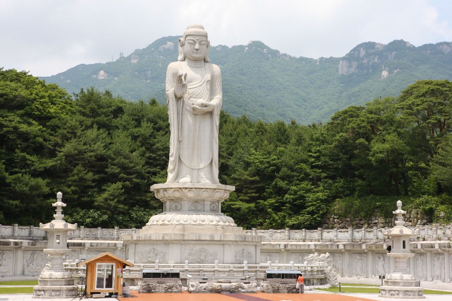 동화사 경내의 큰 석불과 석탑
