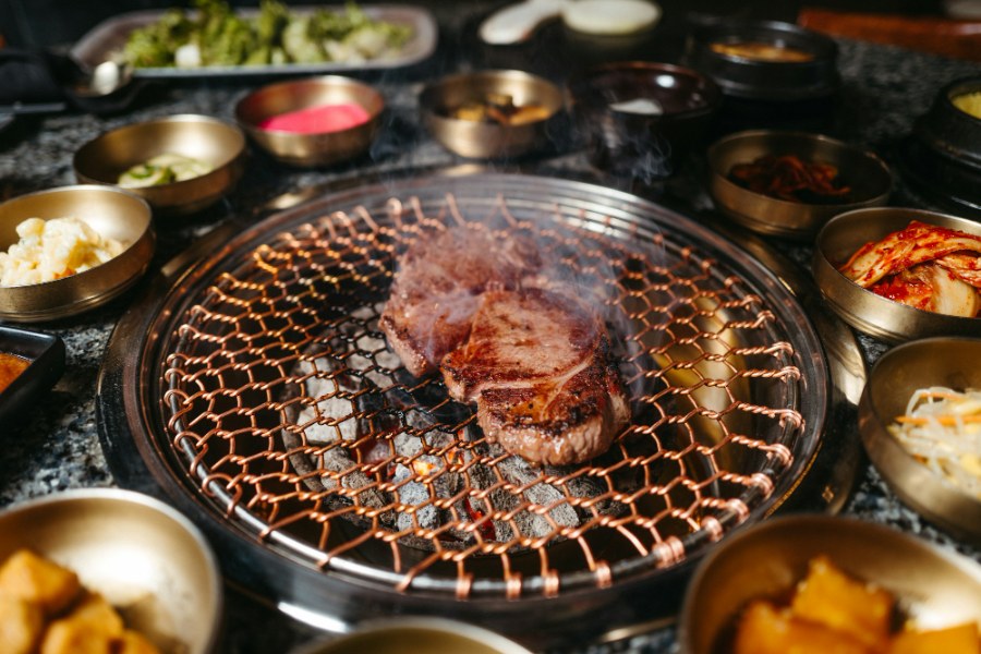 숯불 위에서 익어 가는 갈비