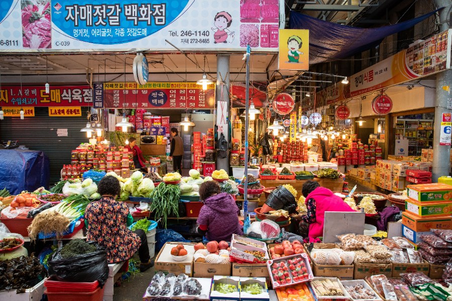 수산물이 가득한 죽도시장 가게