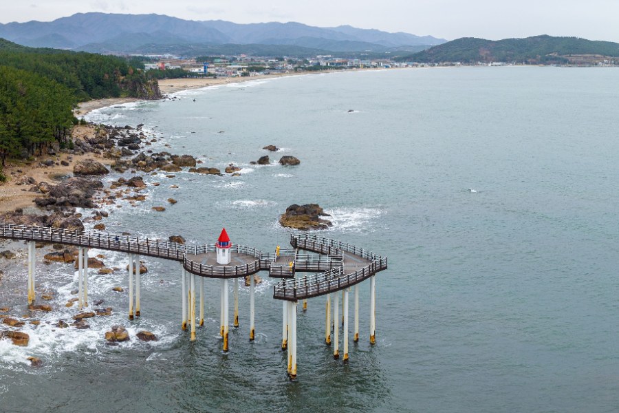 바다로 뻗은 이가리 닻 전망대