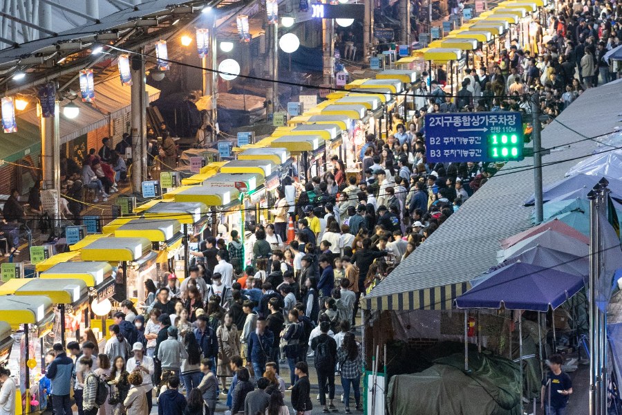 낮 시간 장 보는 사람들로 붐비는 서문시장