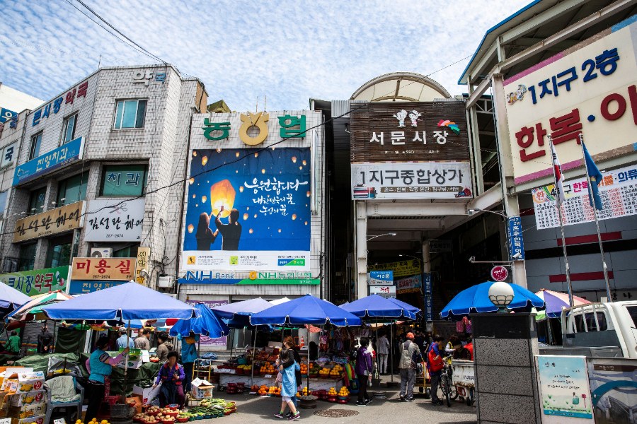 상가 건물이 늘어선 서문시장 입구