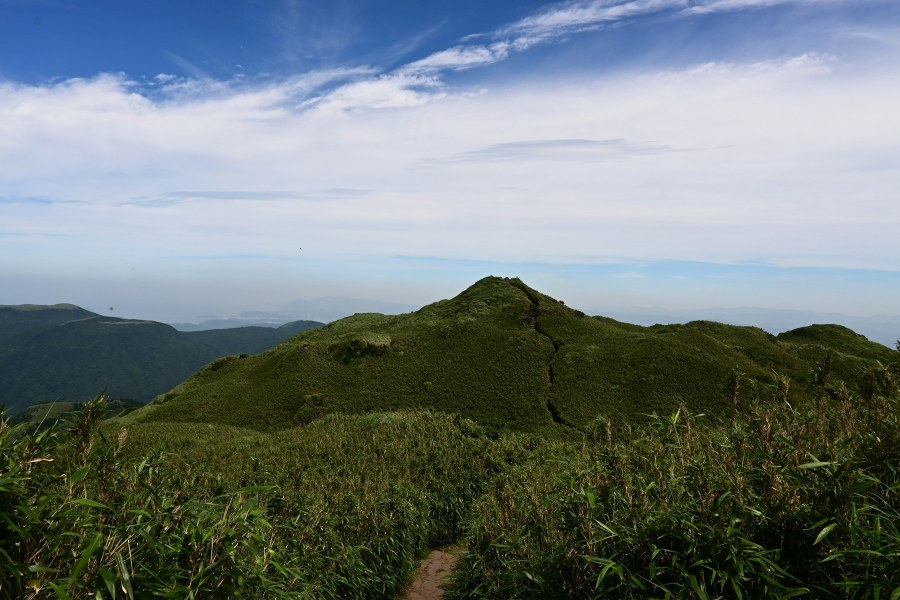 구름이 드리운 산봉우리 능선